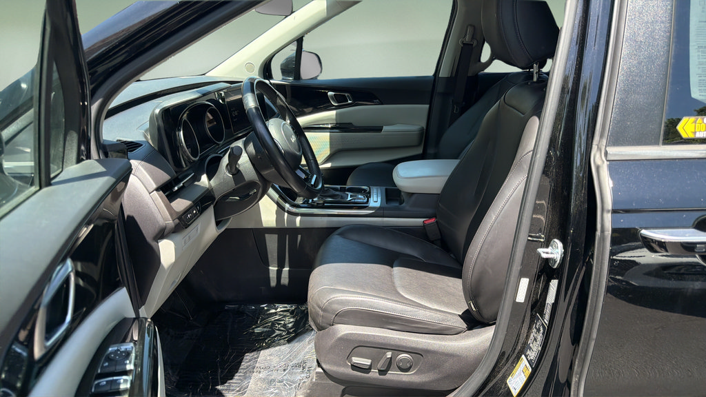 Used 2023 Kia Carnival EX FWD image 11
