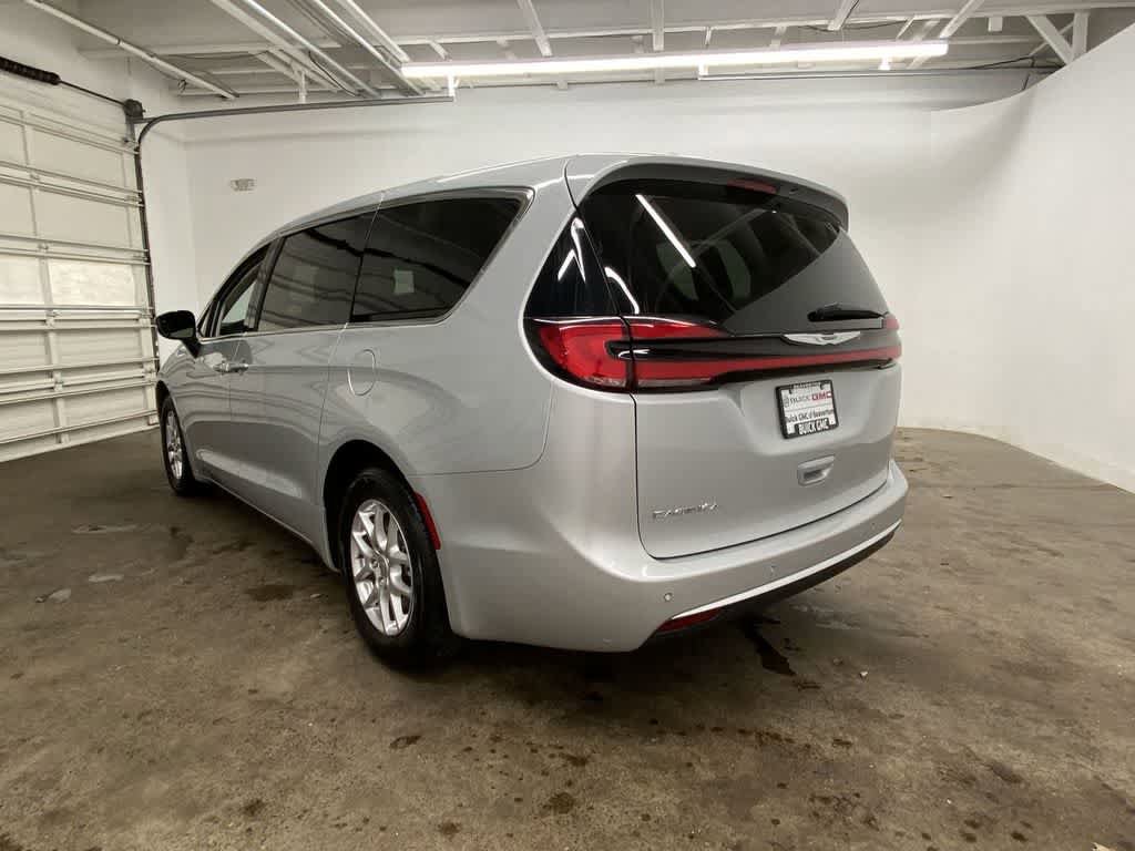 Used 2024 Chrysler Pacifica Touring-L image 4