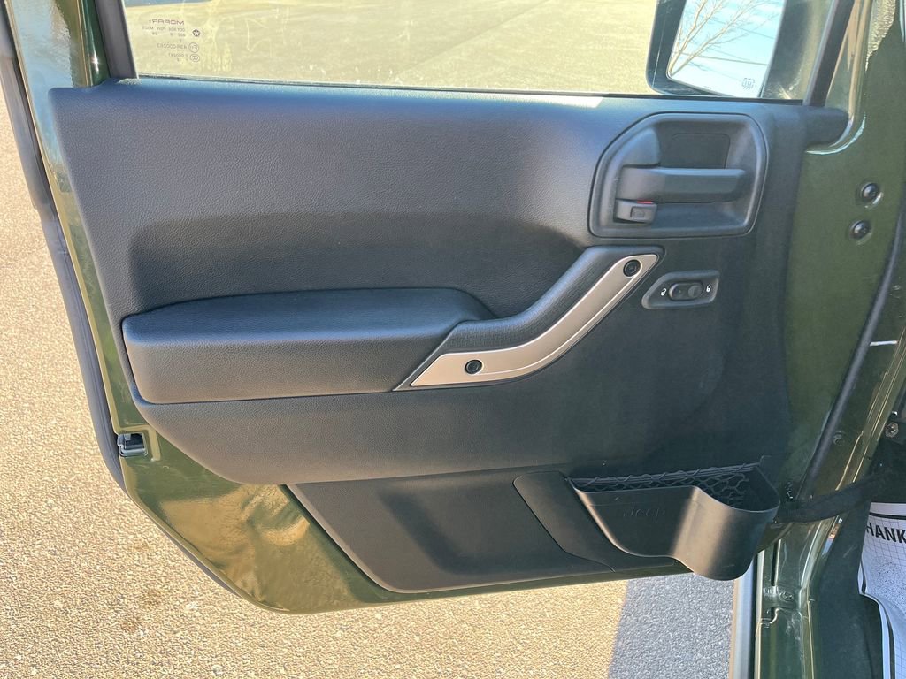 Used 2016 Jeep Wrangler Sahara image 13