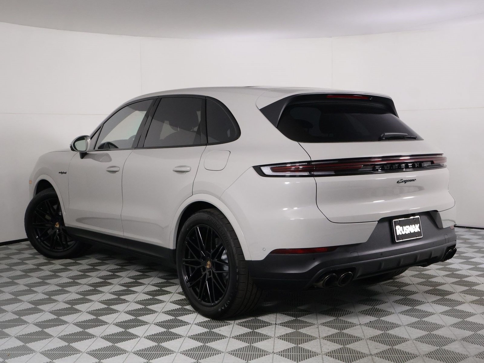 Certified 2026 Porsche Cayenne E-Hybrid AWD/4WD image 3