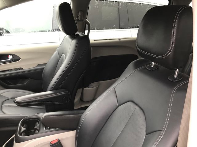 Used 2024 Chrysler Pacifica Touring-L FWD image 5