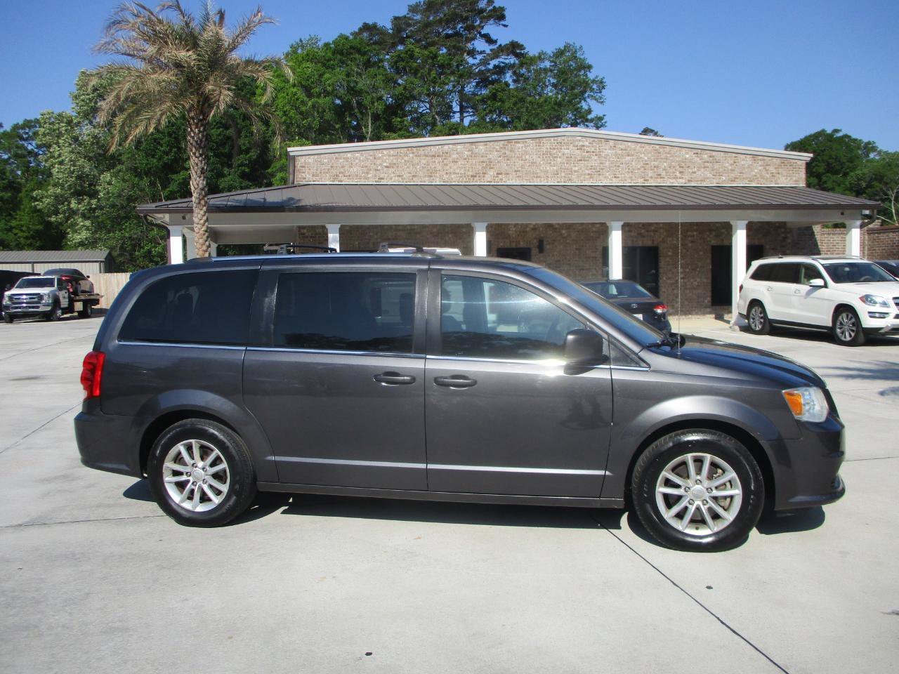 Used 2020 Dodge Grand Caravan SXT FWD image 1