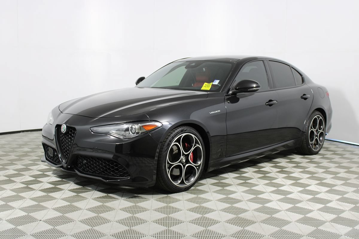 Used 2023 Alfa Romeo Giulia Veloce RWD image 3