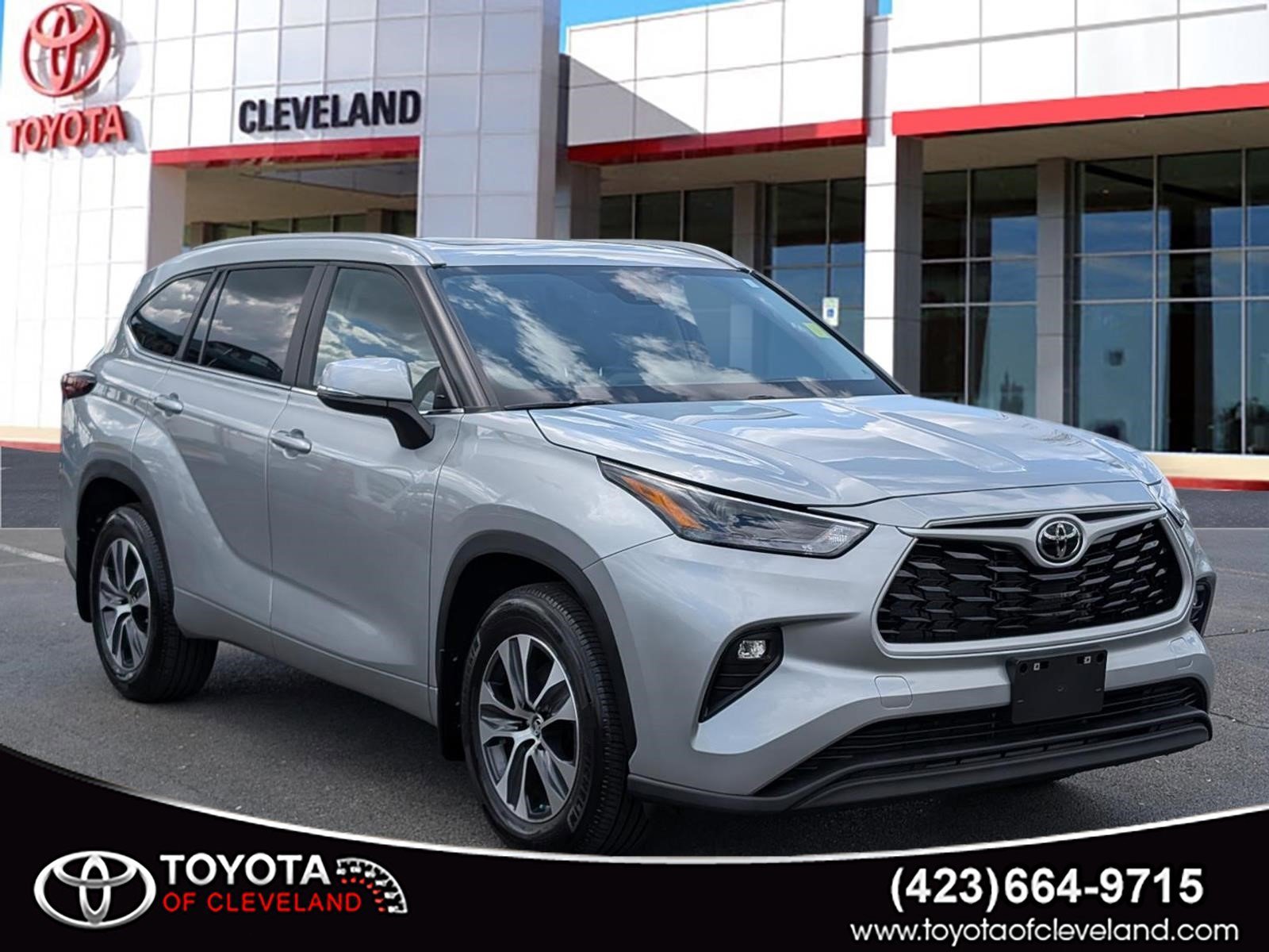 Used 2024 Toyota Highlander XLE AWD/4WD image 1