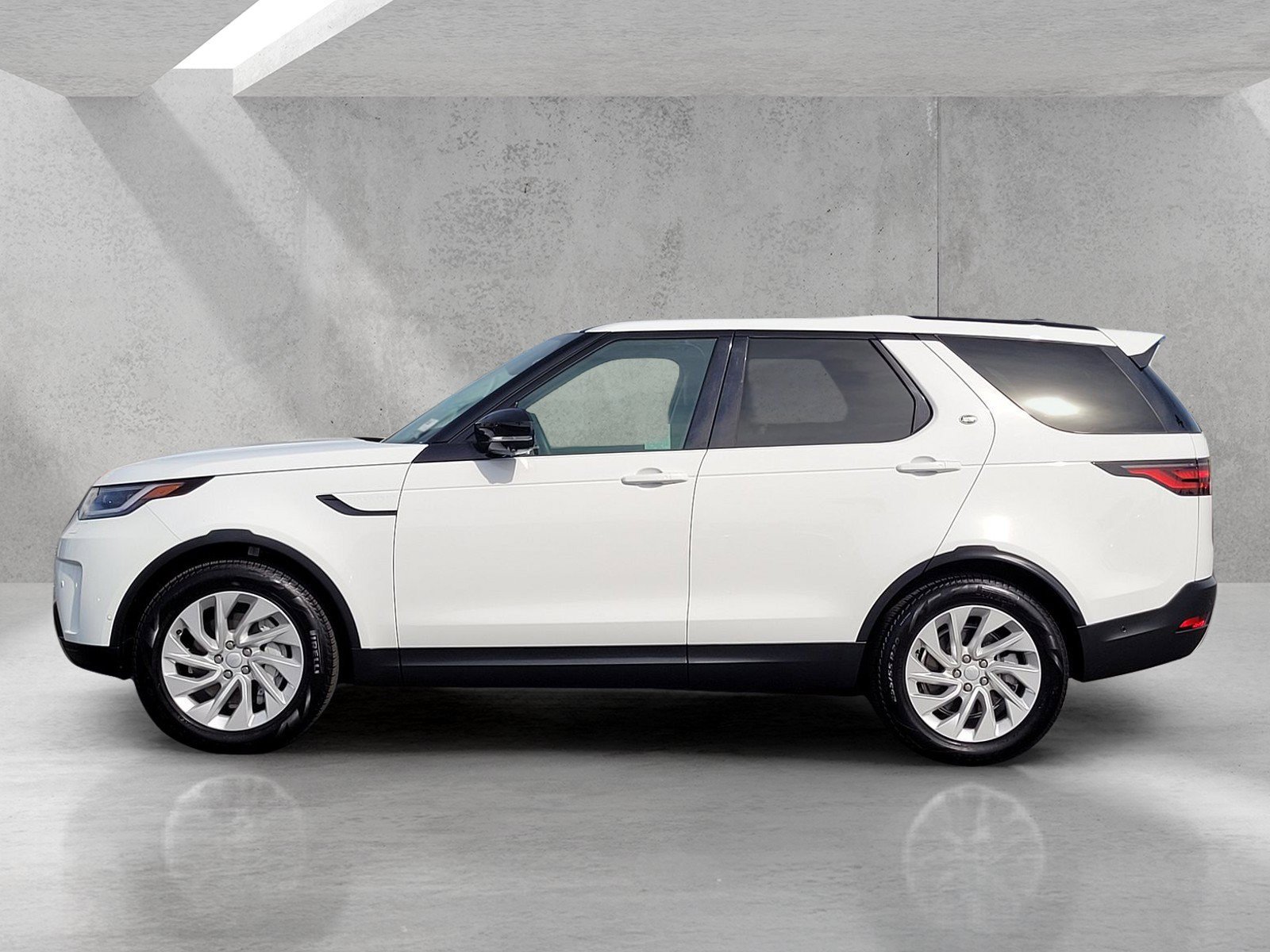 Used 2024 Land Rover Discovery S AWD/4WD image 8