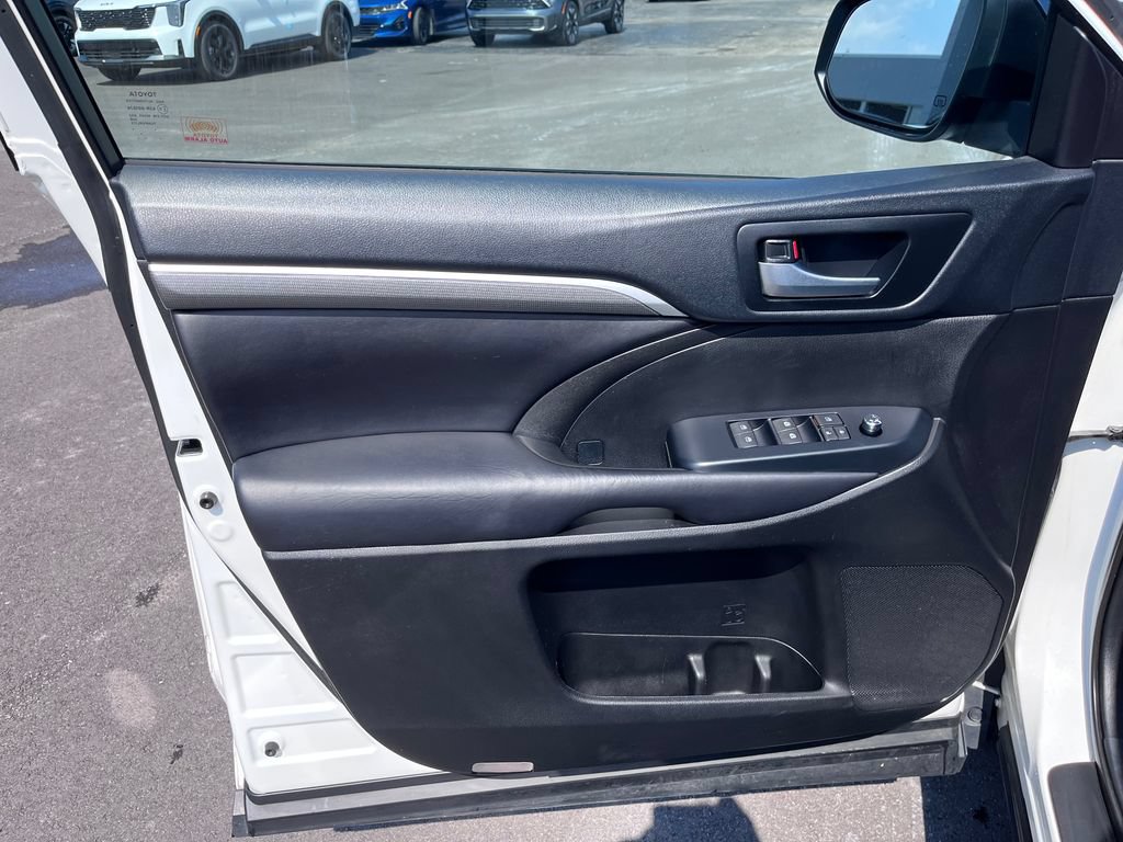 Used 2019 Toyota Highlander SE w/ Nightshade Edition AWD/4WD image 9