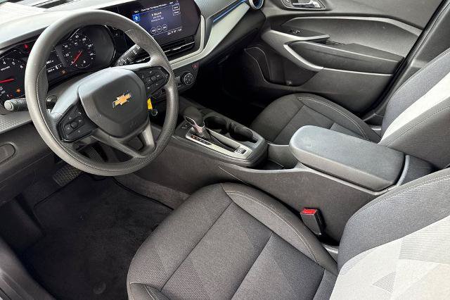 Used 2025 Chevrolet Trax LS FWD image 5