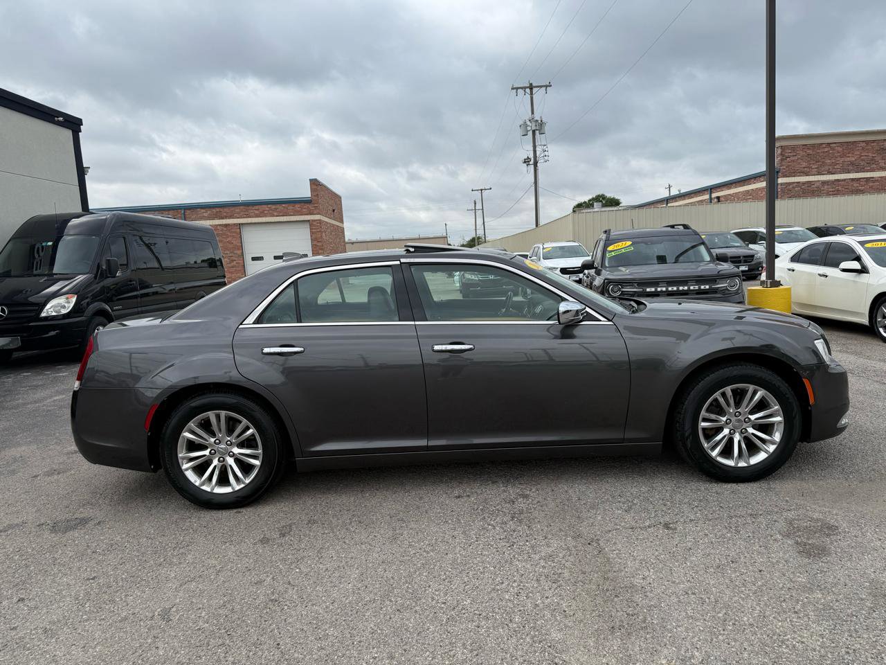 Used 2016 Chrysler 300 C image 5
