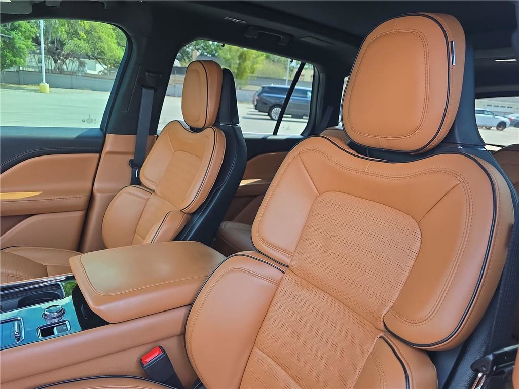 Certified 2022 Lincoln Aviator Black Label w/ Class IV Trailer Tow Package AWD/4WD image 17