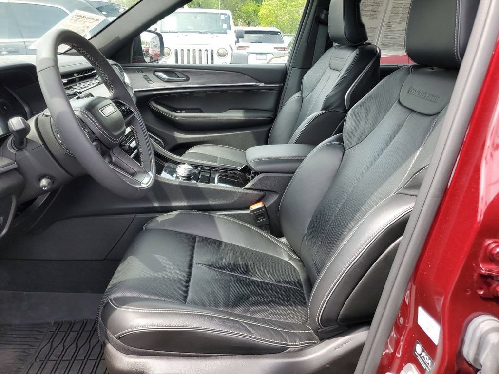 Used 2024 Jeep Grand Cherokee Overland w/ Luxury Tech Group IV AWD/4WD image 17