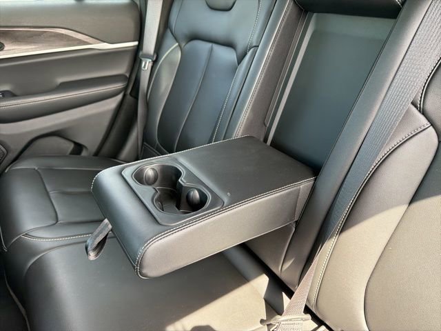 Used 2025 Jeep Grand Cherokee Limited AWD/4WD image 20
