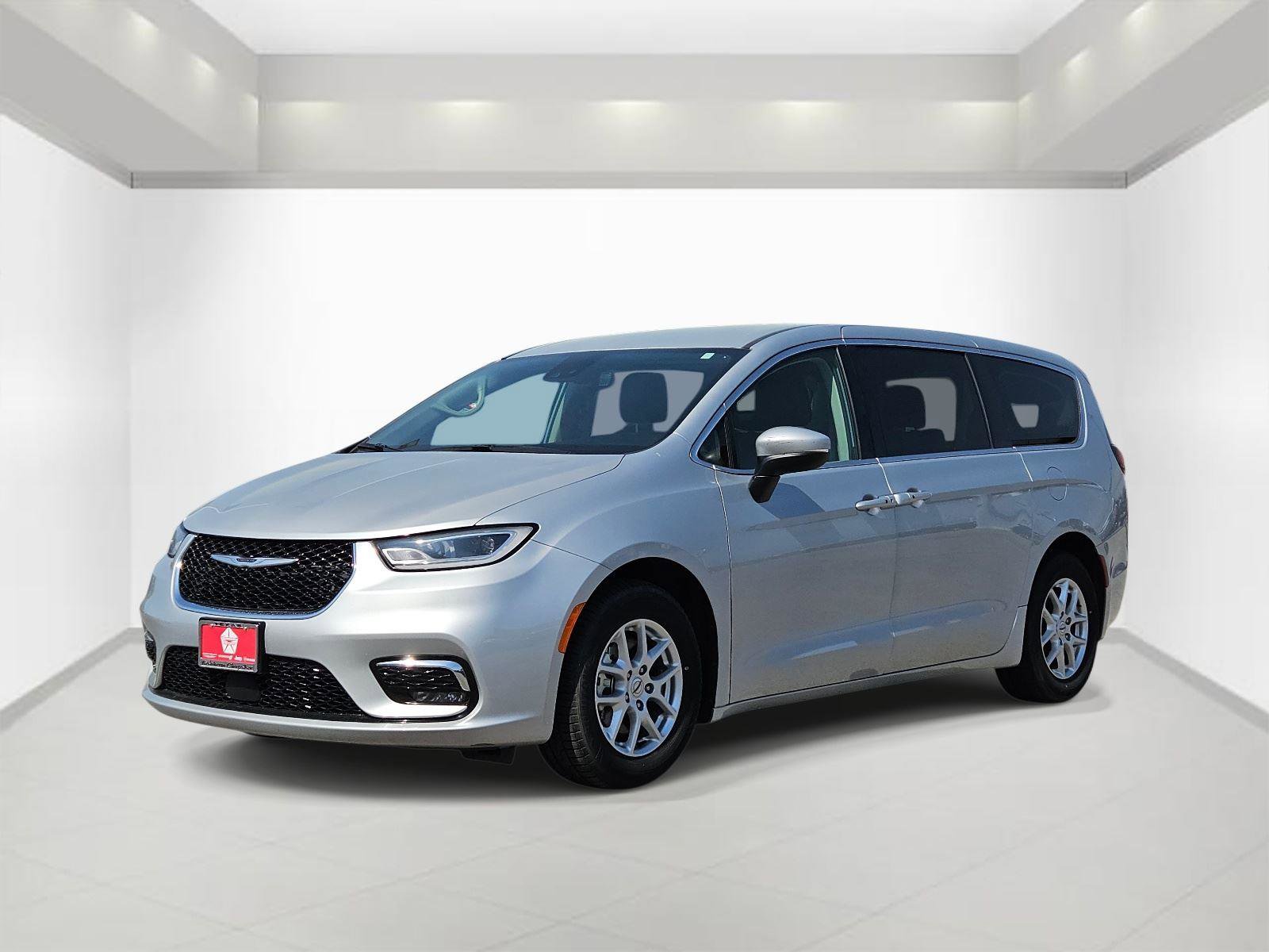 Used 2023 Chrysler Pacifica Touring-L image 3