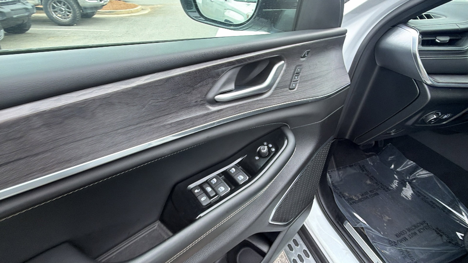 Certified 2025 Jeep Grand Cherokee L Overland w/ Luxury Tech Group IV image 15