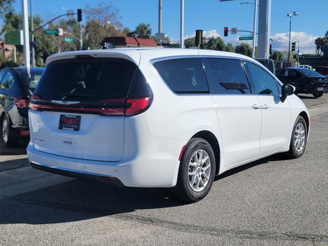 Certified 2023 Chrysler Pacifica Touring-L image 5