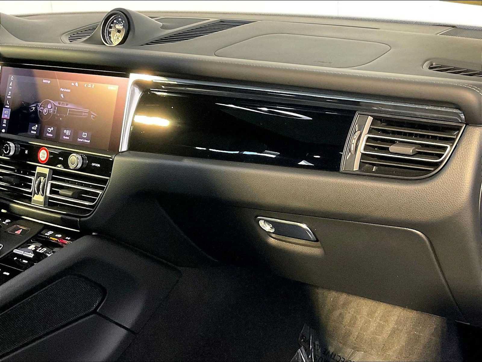 Certified 2026 Porsche Macan AWD/4WD image 22