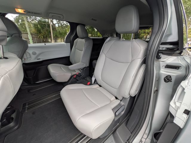 Used 2025 Toyota Sienna XLE FWD image 15
