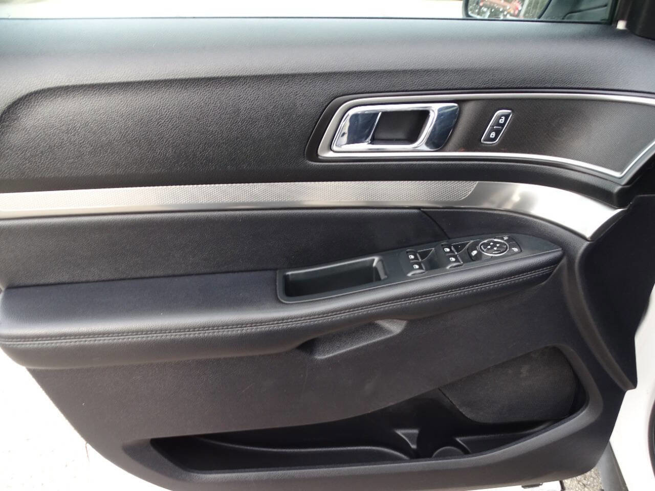 Used 2019 Ford Explorer XLT w/ Equipment Group 202A image 18