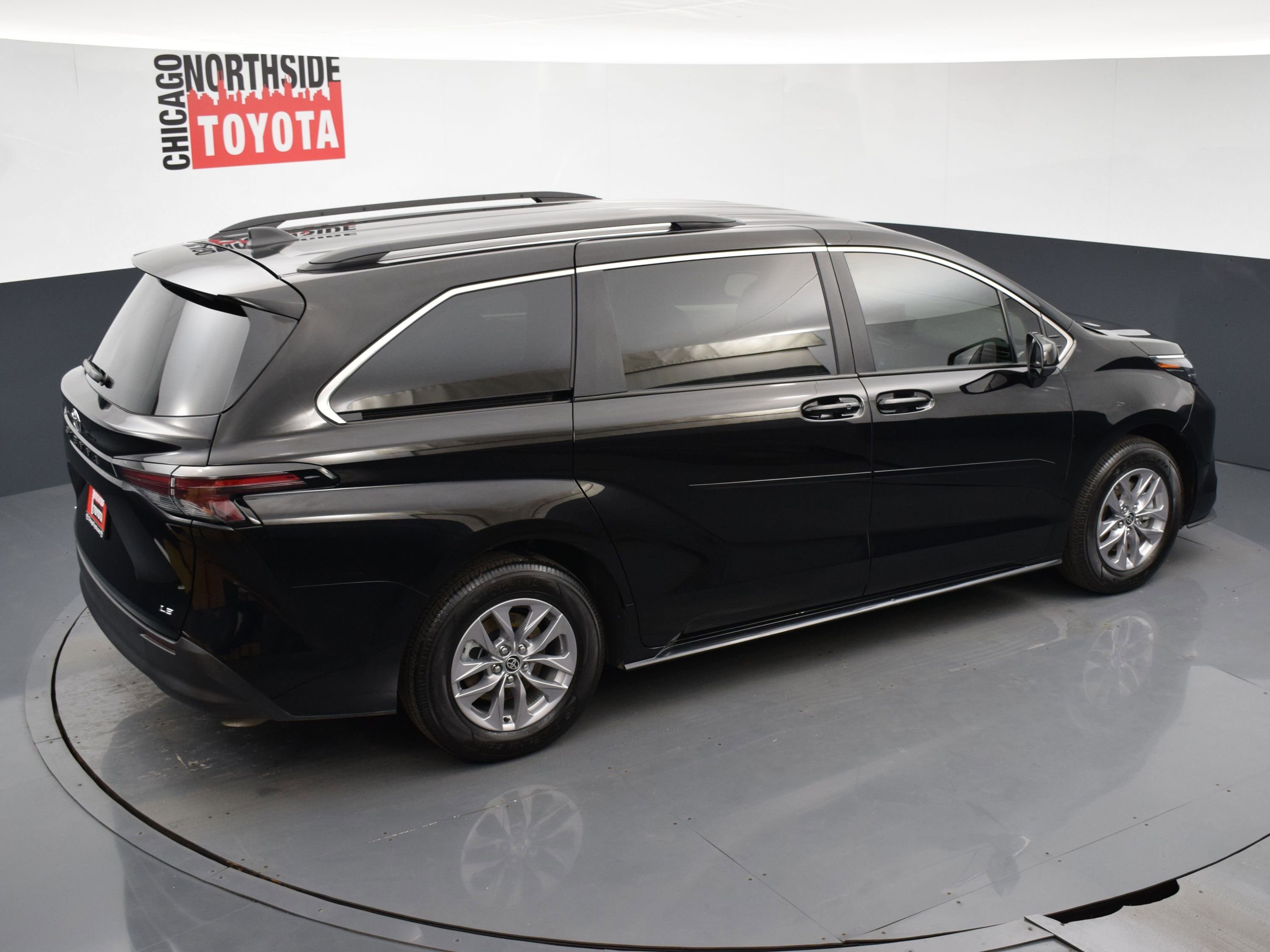 Used 2025 Toyota Sienna LE image 21