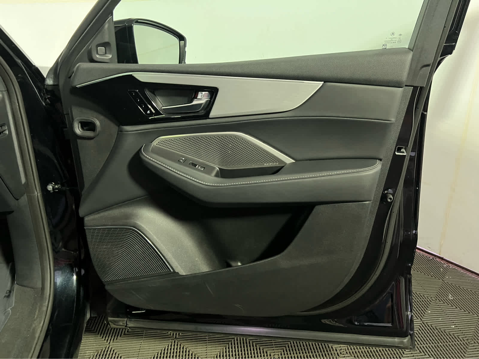 Certified 2023 Acura MDX SH-AWD w/ Technology Package image 32