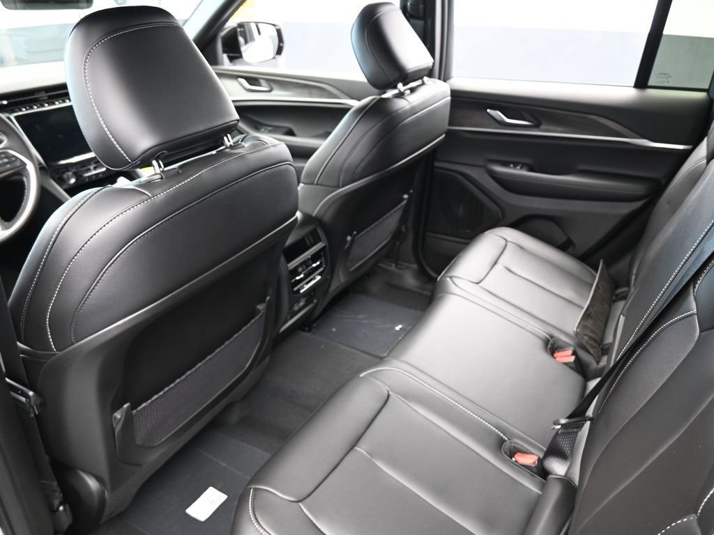 Used 2025 Jeep Grand Cherokee Limited image 29