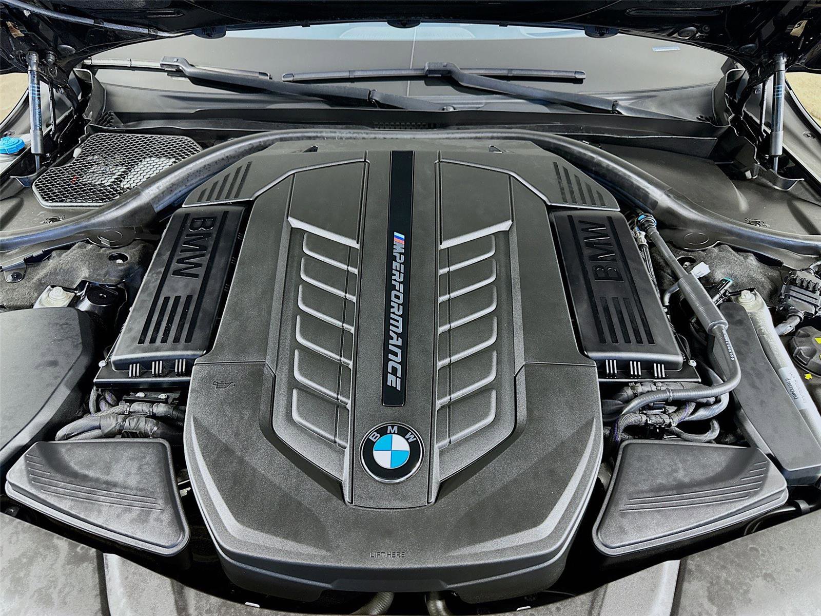 Used 2021 BMW M760i xDrive image 32