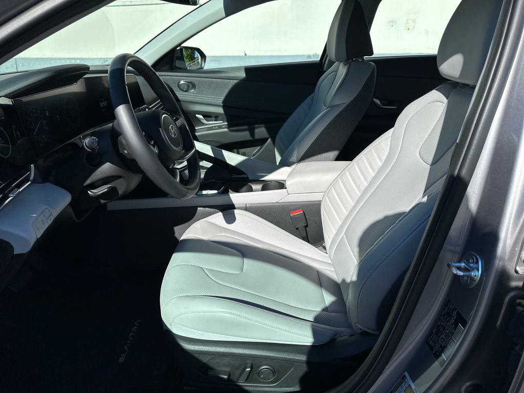 Certified 2025 Hyundai Elantra Limited FWD image 12