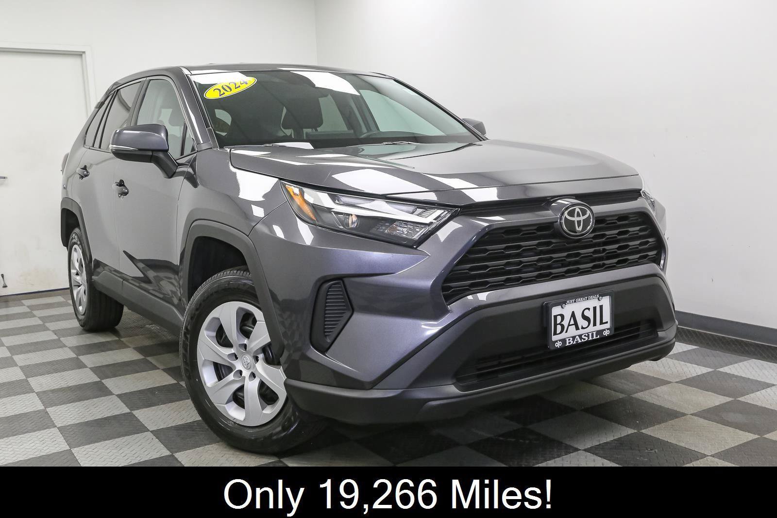 Used 2024 Toyota RAV4 LE AWD/4WD image 2