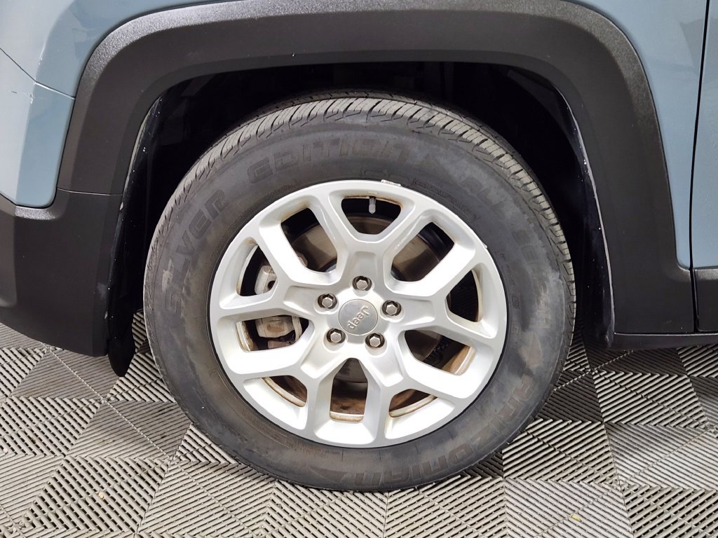 Used 2017 Jeep Renegade Latitude w/ Popular Equipment Group FWD image 8