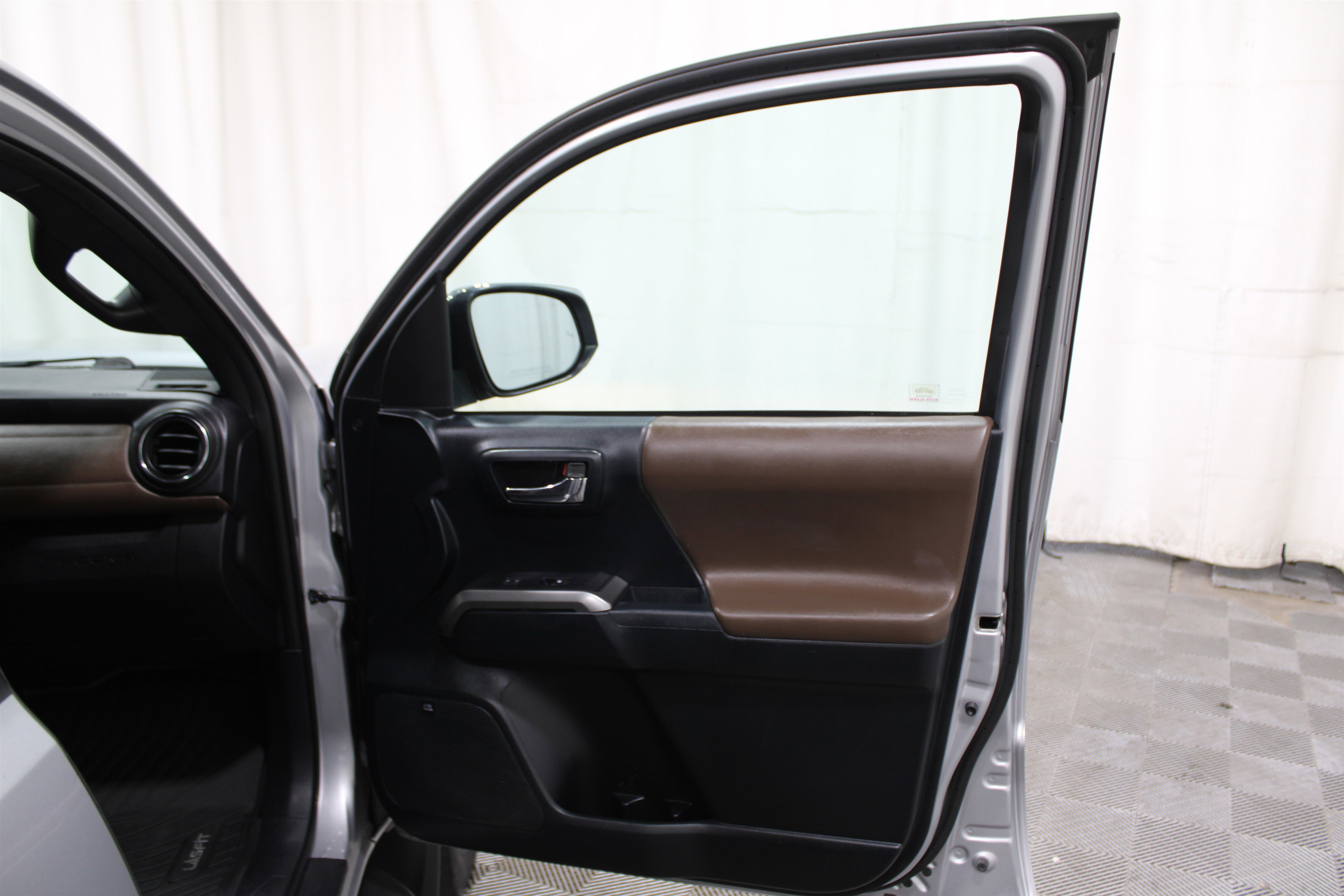 Used 2016 Toyota Tacoma Limited image 36