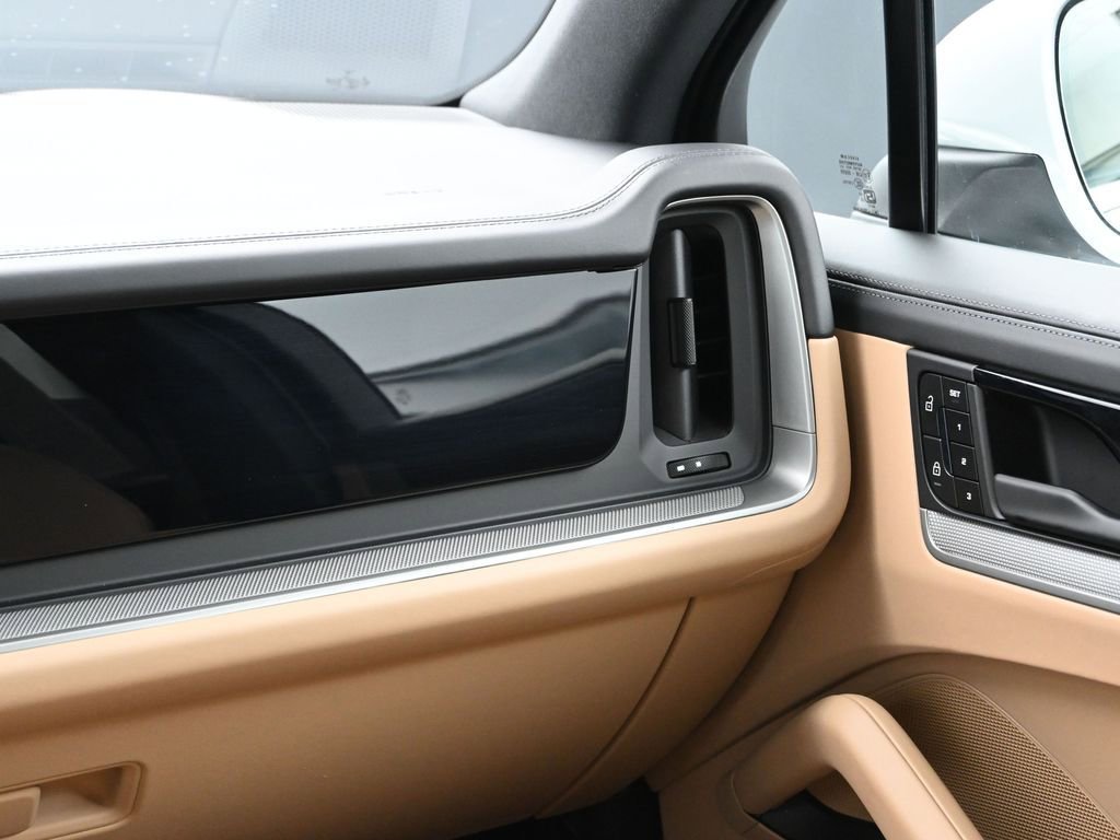 Certified 2025 Porsche Cayenne image 22