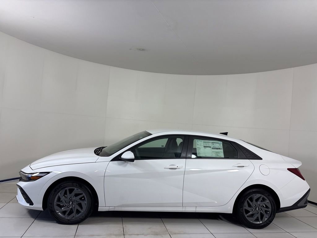 New 2025 Hyundai Elantra Hybrid FWD image 2