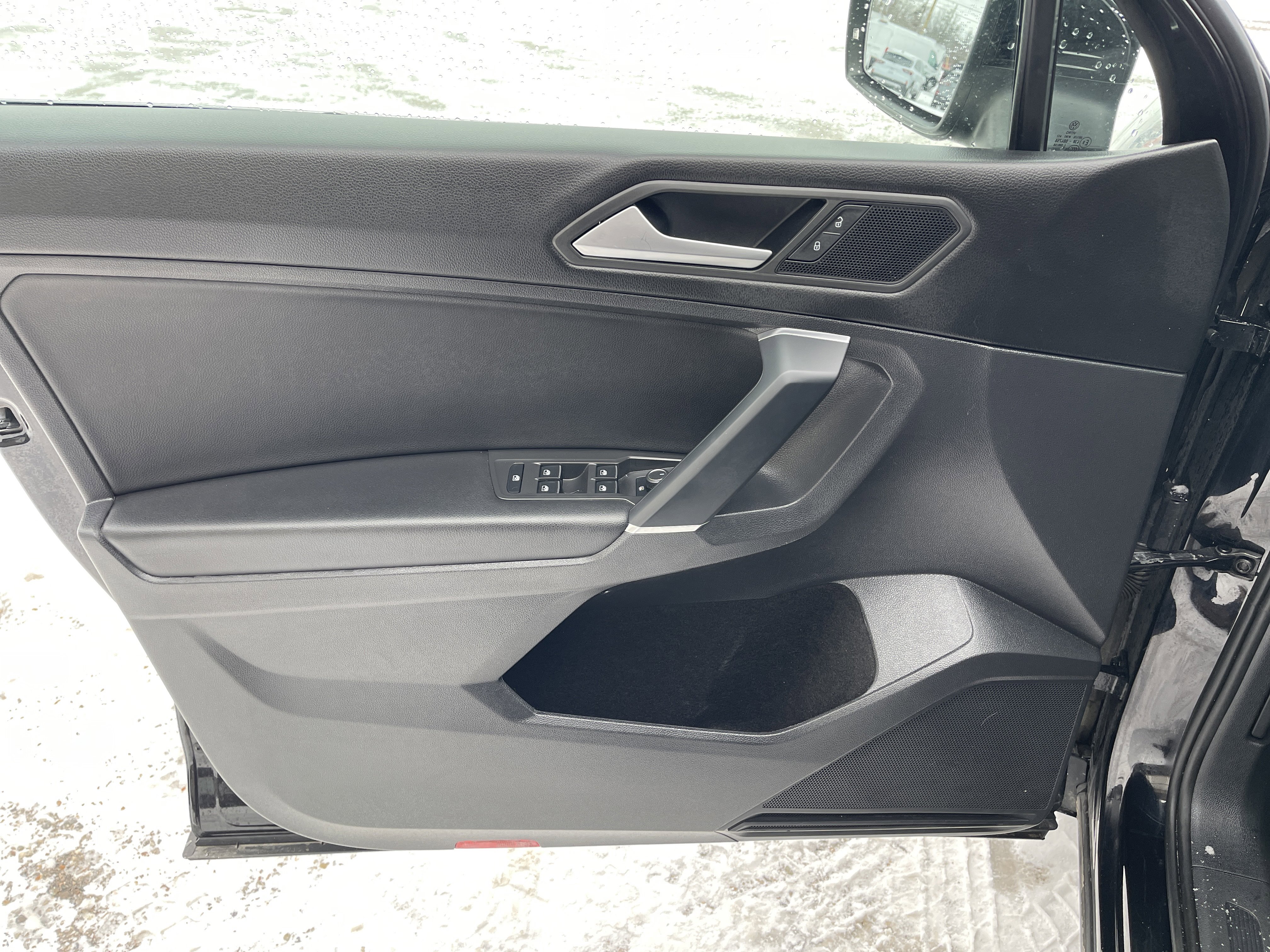 Used 2020 Volkswagen Tiguan SE w/ Panoramic Sunroof Package image 12