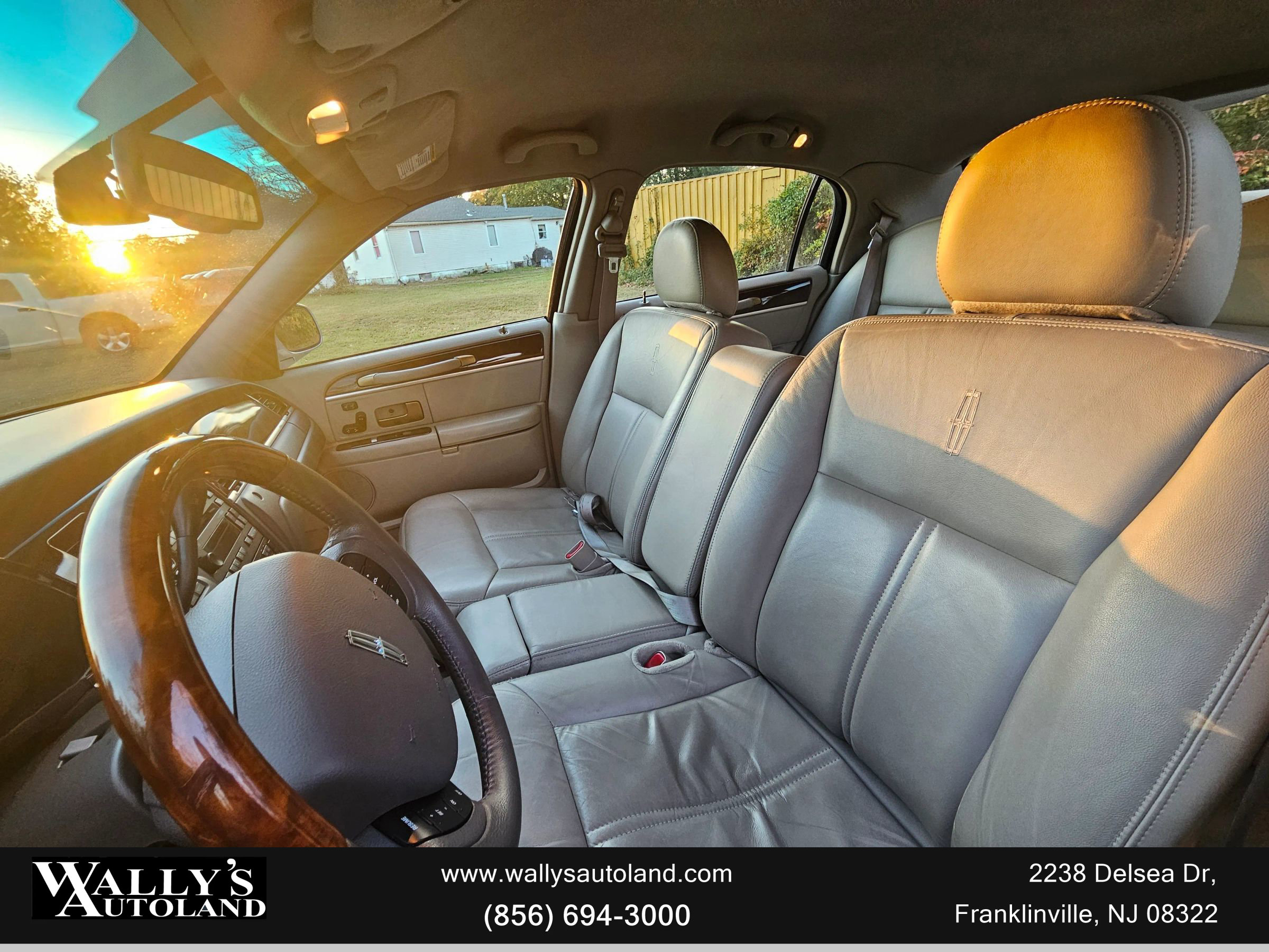 Used 2009 Lincoln Town Car Signature Limited image 17