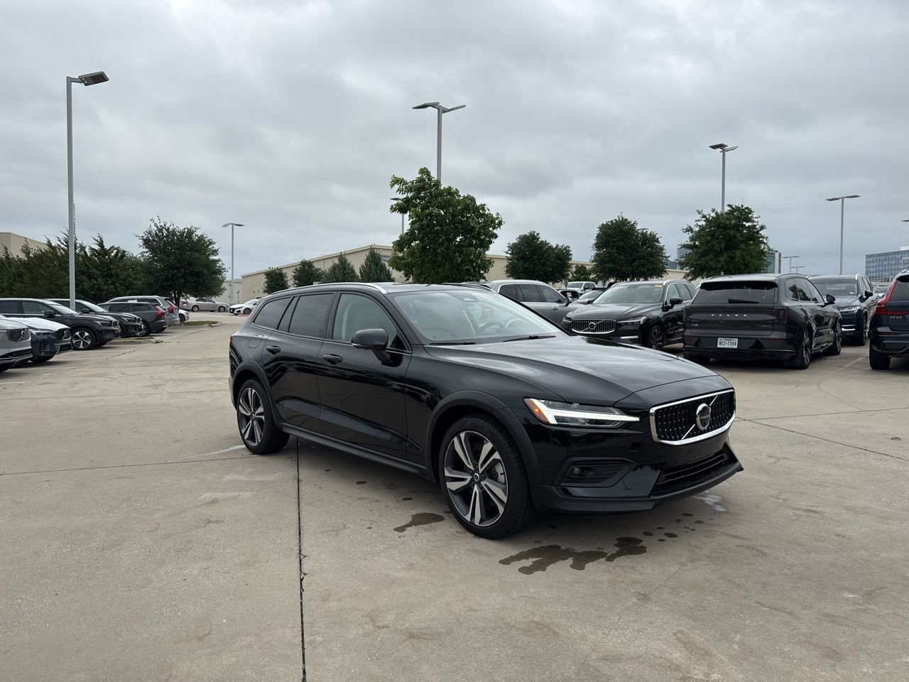 Certified 2025 Volvo V60 B5 Cross Country Plus image 3