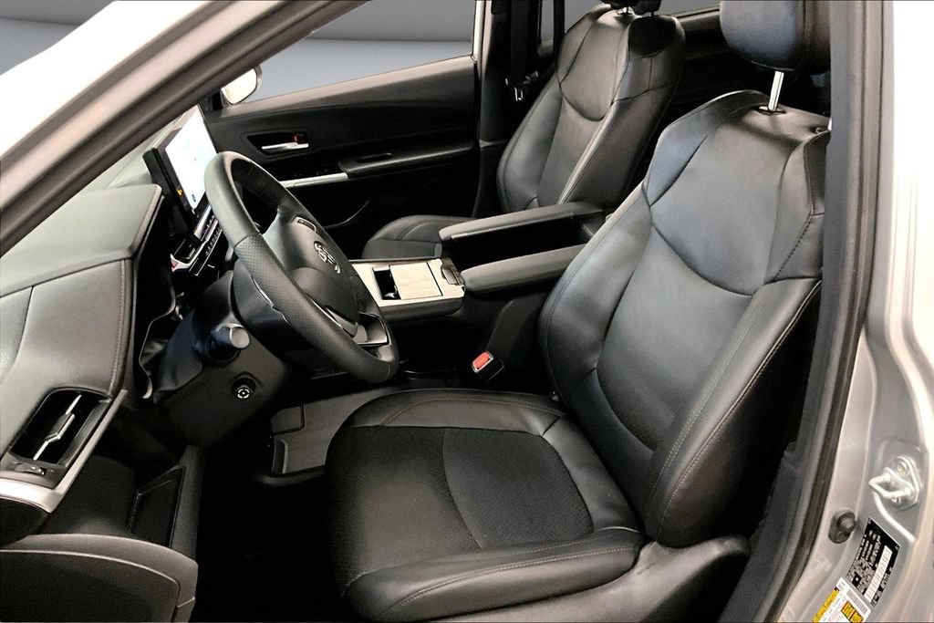 Used 2025 Toyota Sienna Platinum AWD/4WD image 21