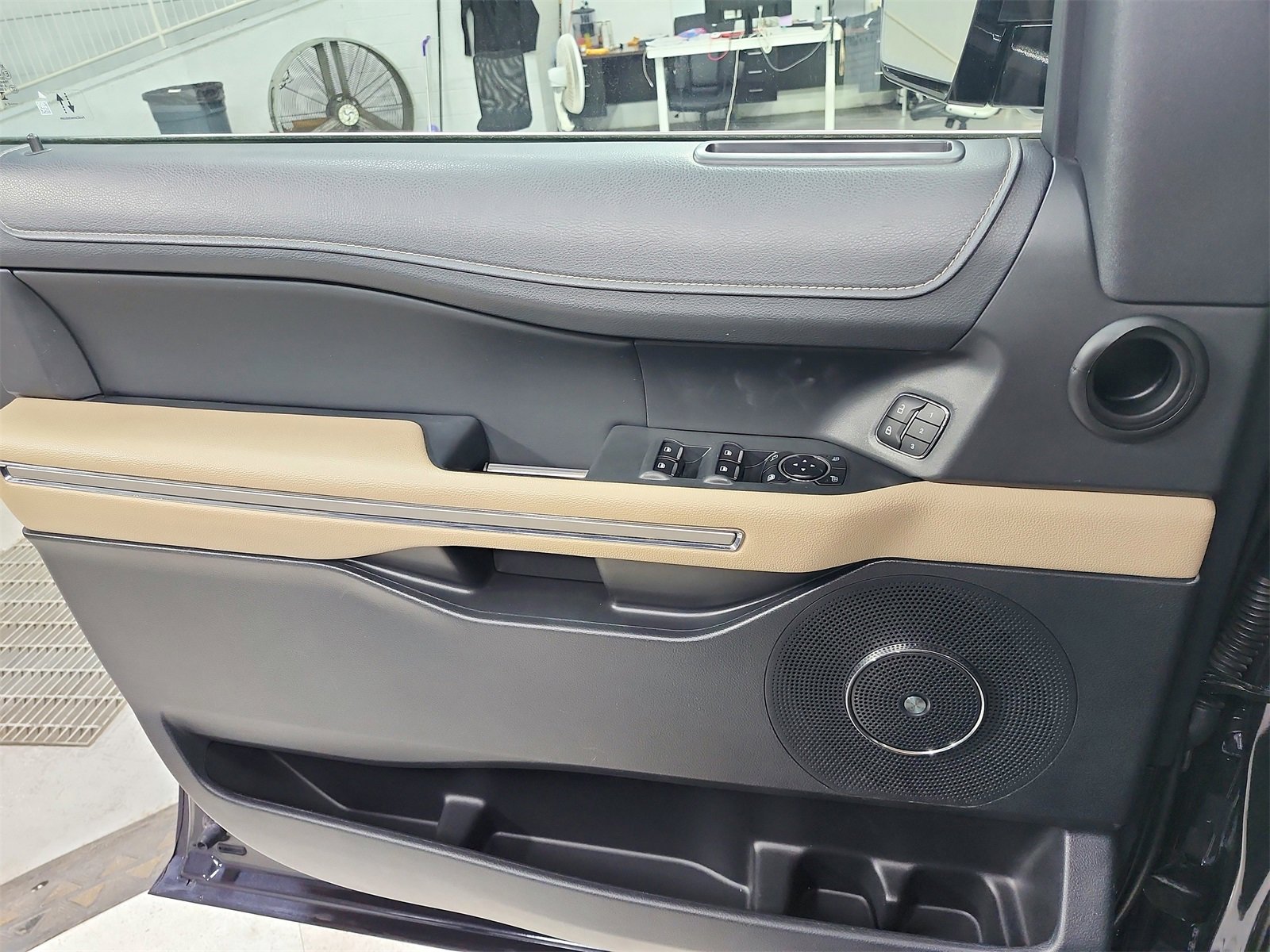 Used 2024 Ford Expedition Limited image 38