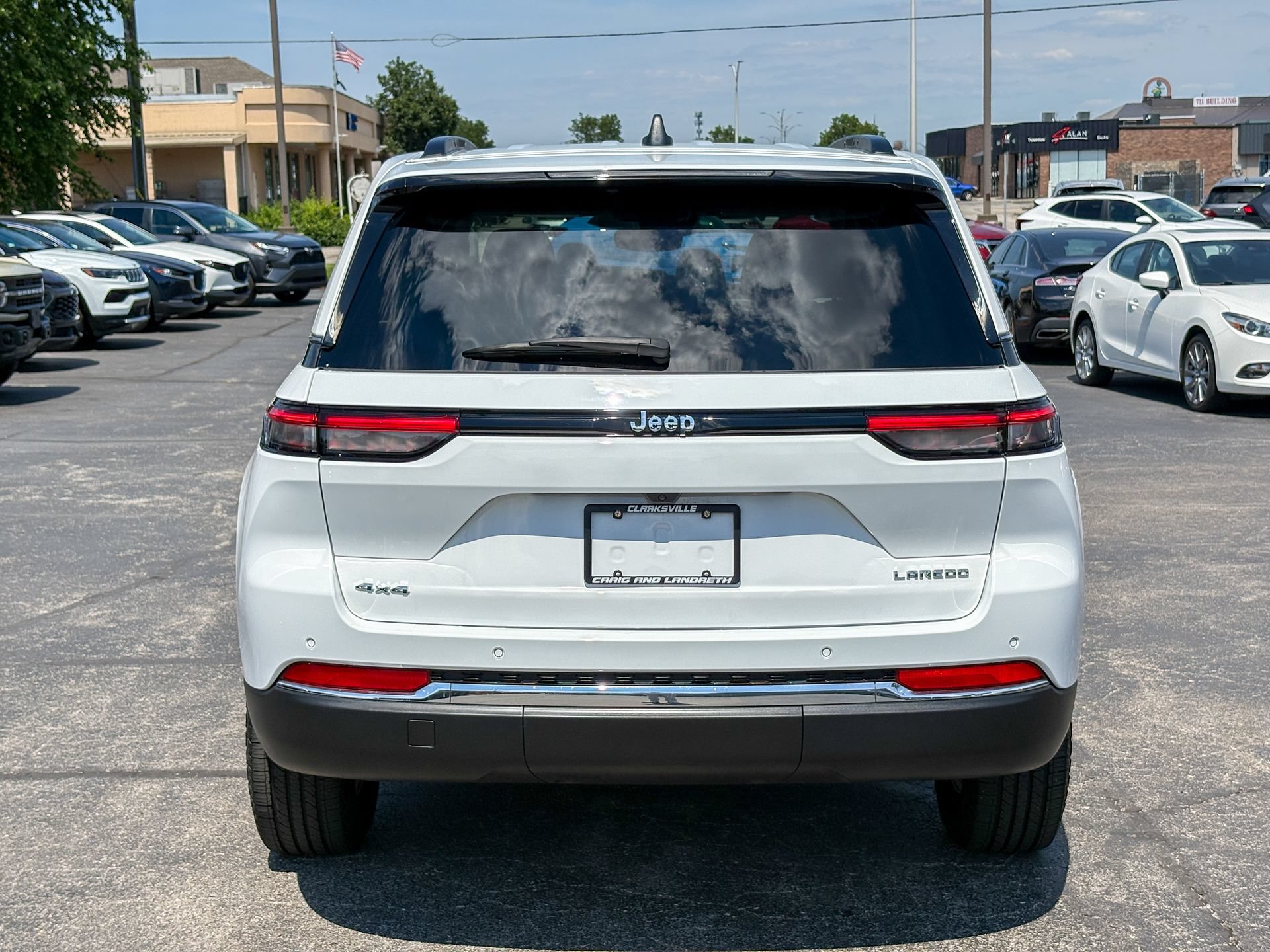 Used 2023 Jeep Grand Cherokee Laredo w/ Luxury Tech Group I AWD/4WD image 14
