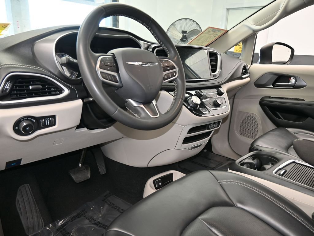 Used 2023 Chrysler Pacifica Touring-L image 13