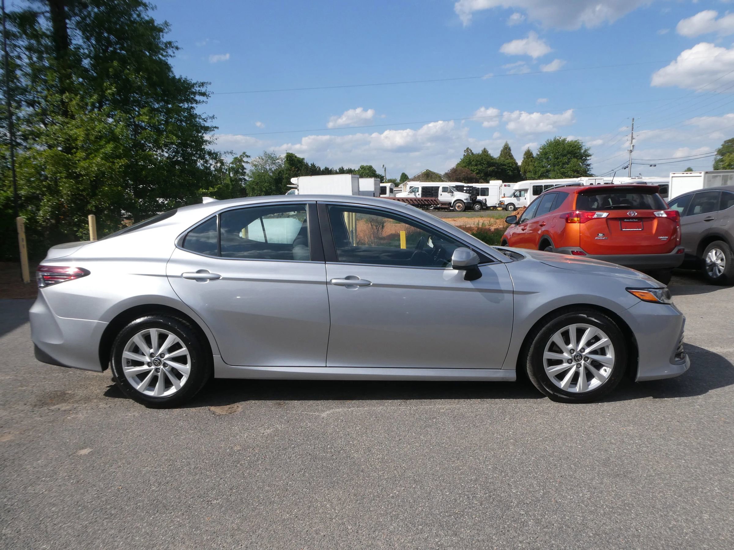 Used 2022 Toyota Camry LE FWD image 4