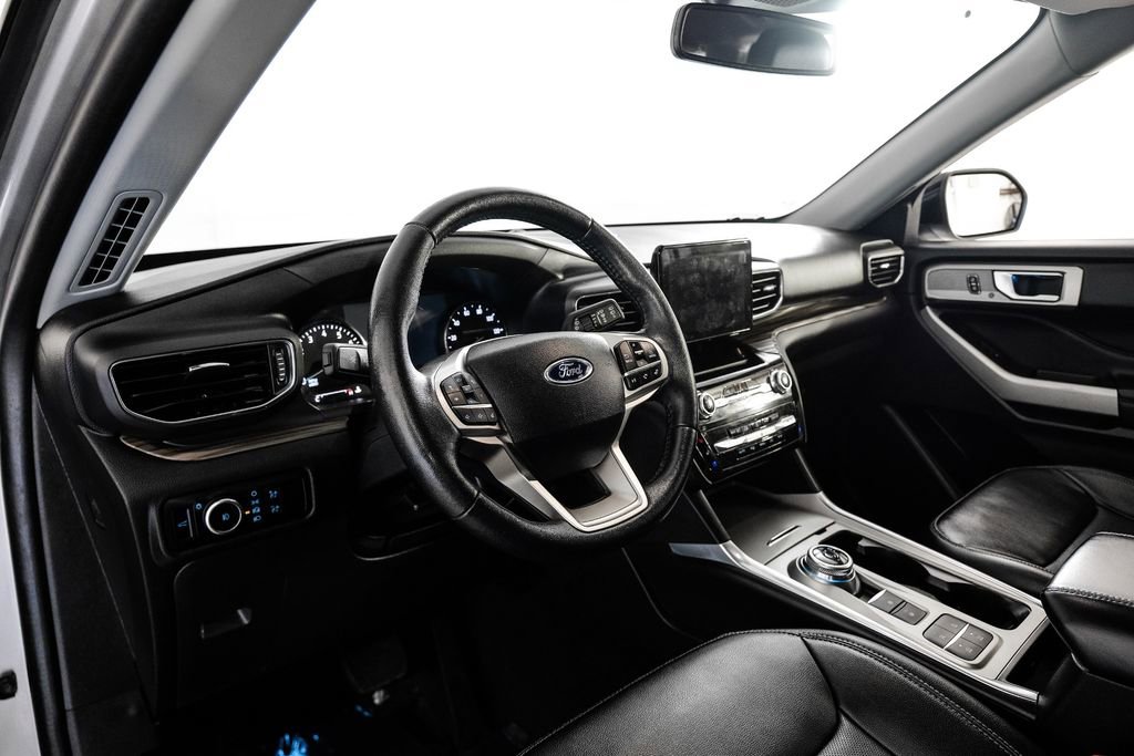 Used 2024 Ford Explorer Limited image 3
