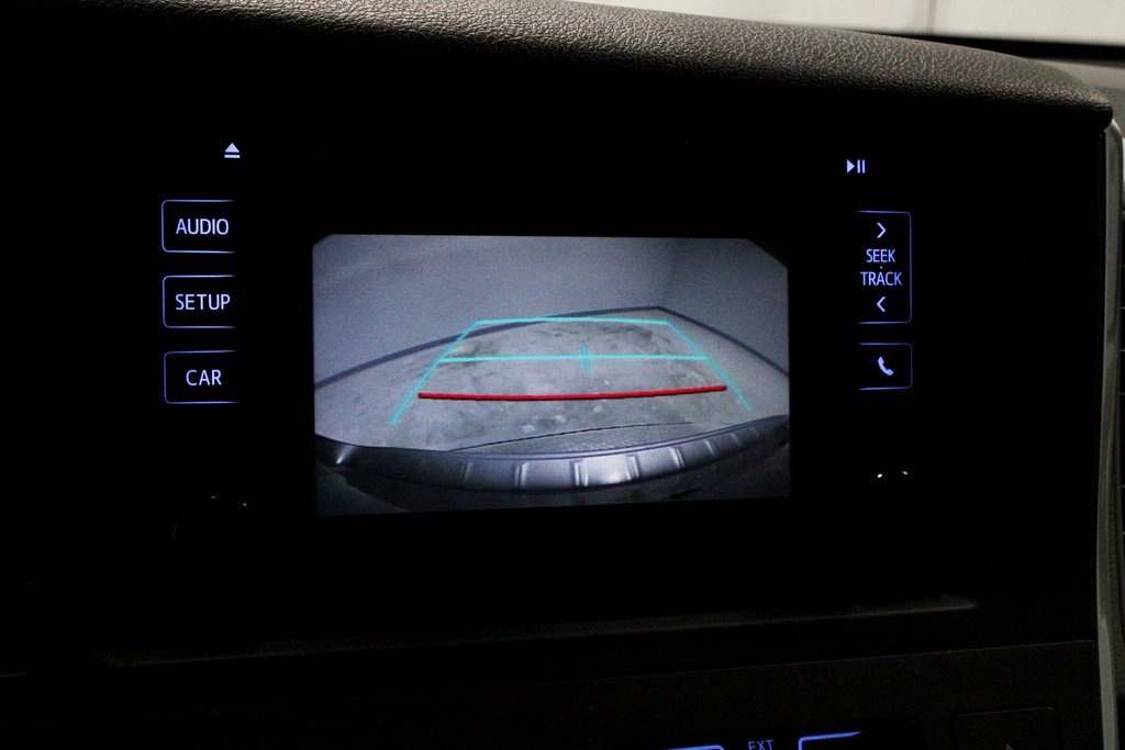 Used 2015 Toyota Sienna L image 2