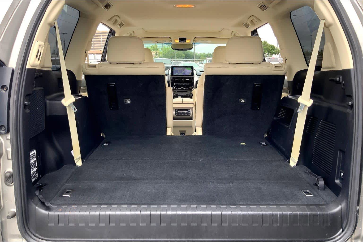 Used 2022 Lexus GX 460 Premium w/ Accessory Package AWD/4WD image 34