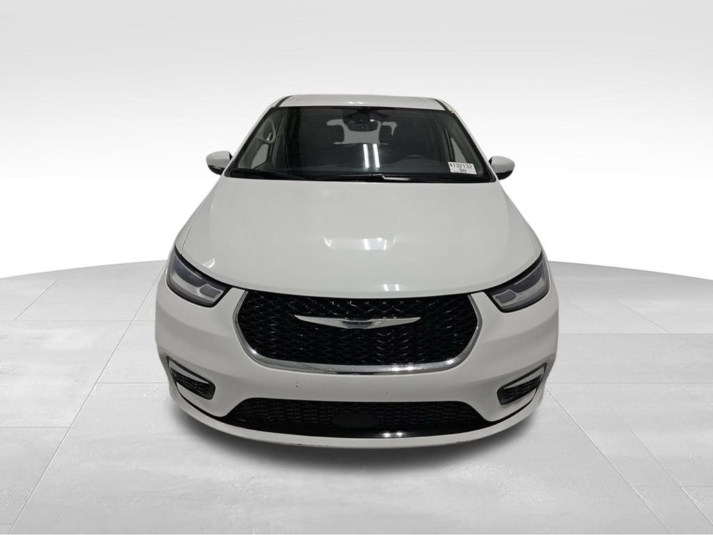 Used 2023 Chrysler Pacifica Touring-L FWD image 2