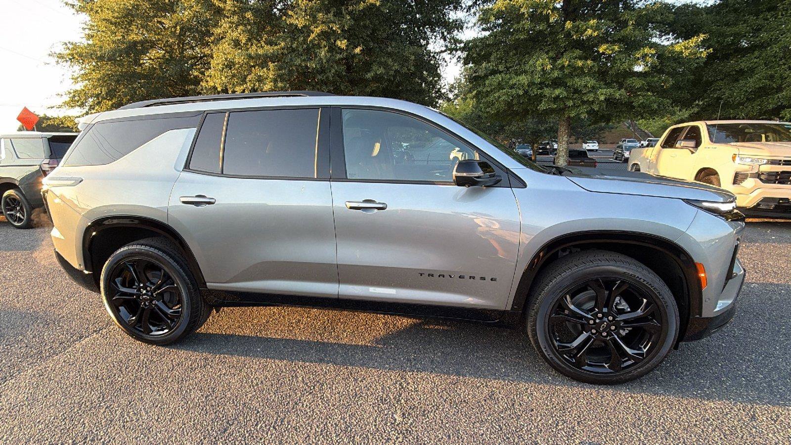 New 2027 Chevrolet Traverse RS w/ LPO, Floor Liner Package FWD image 8