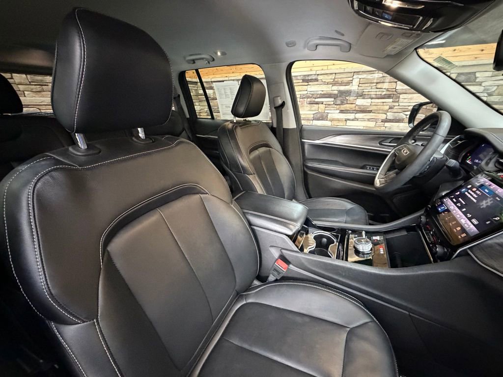 Used 2023 Jeep Grand Cherokee Limited AWD/4WD image 15