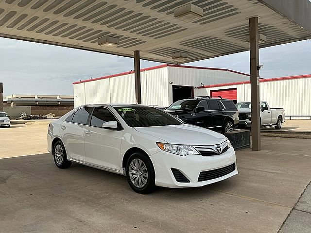 Used 2014 Toyota Camry LE image 2