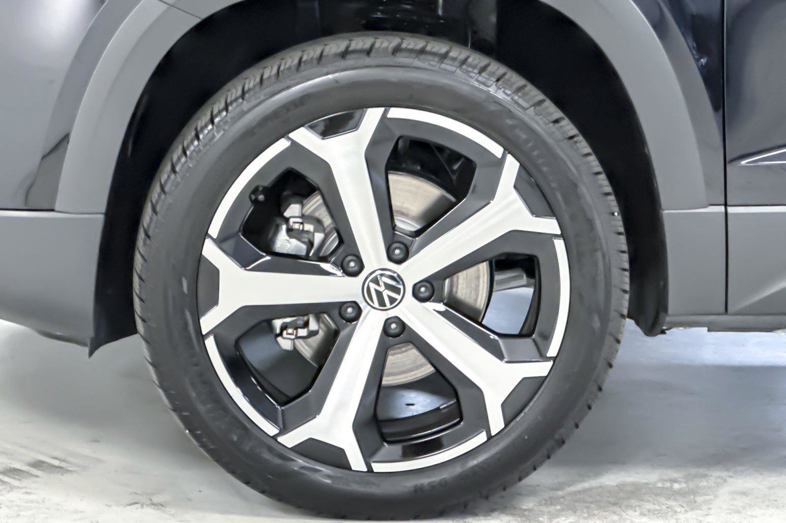 New 2025 Volkswagen Taos SEL image 25