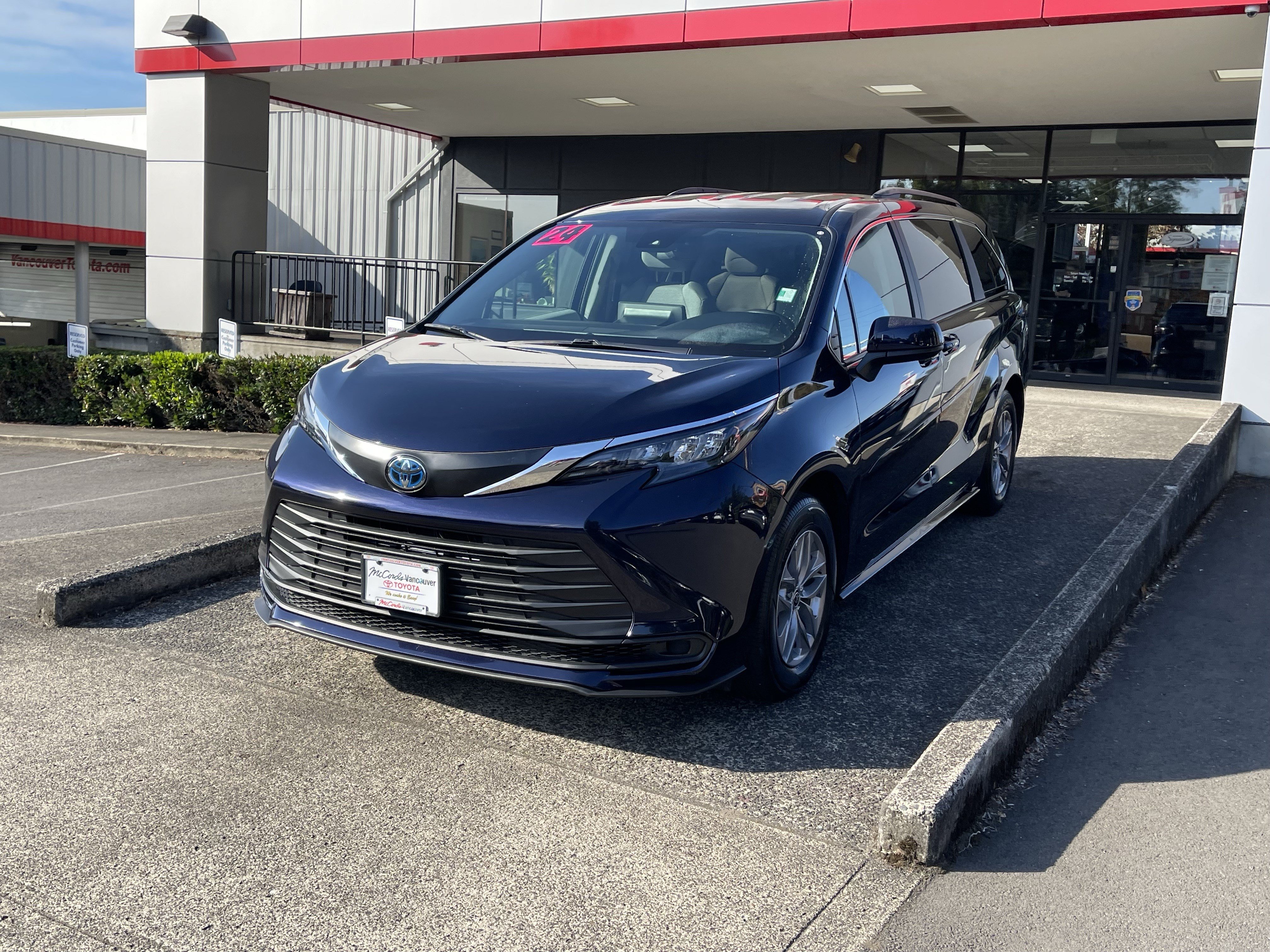 Certified 2024 Toyota Sienna LE AWD/4WD image 4