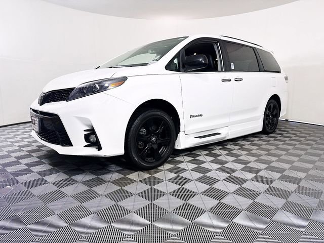 Used 2020 Toyota Sienna SE w/ SE Preferred Package FWD image 3