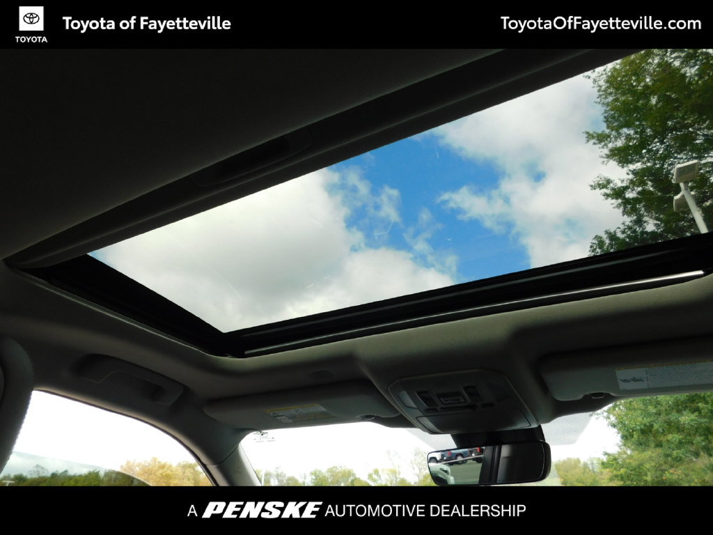 Used 2022 Toyota Highlander Limited AWD/4WD image 3